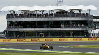 Esteban Ocon s Renaultem v 1. tréninku v Silverstone