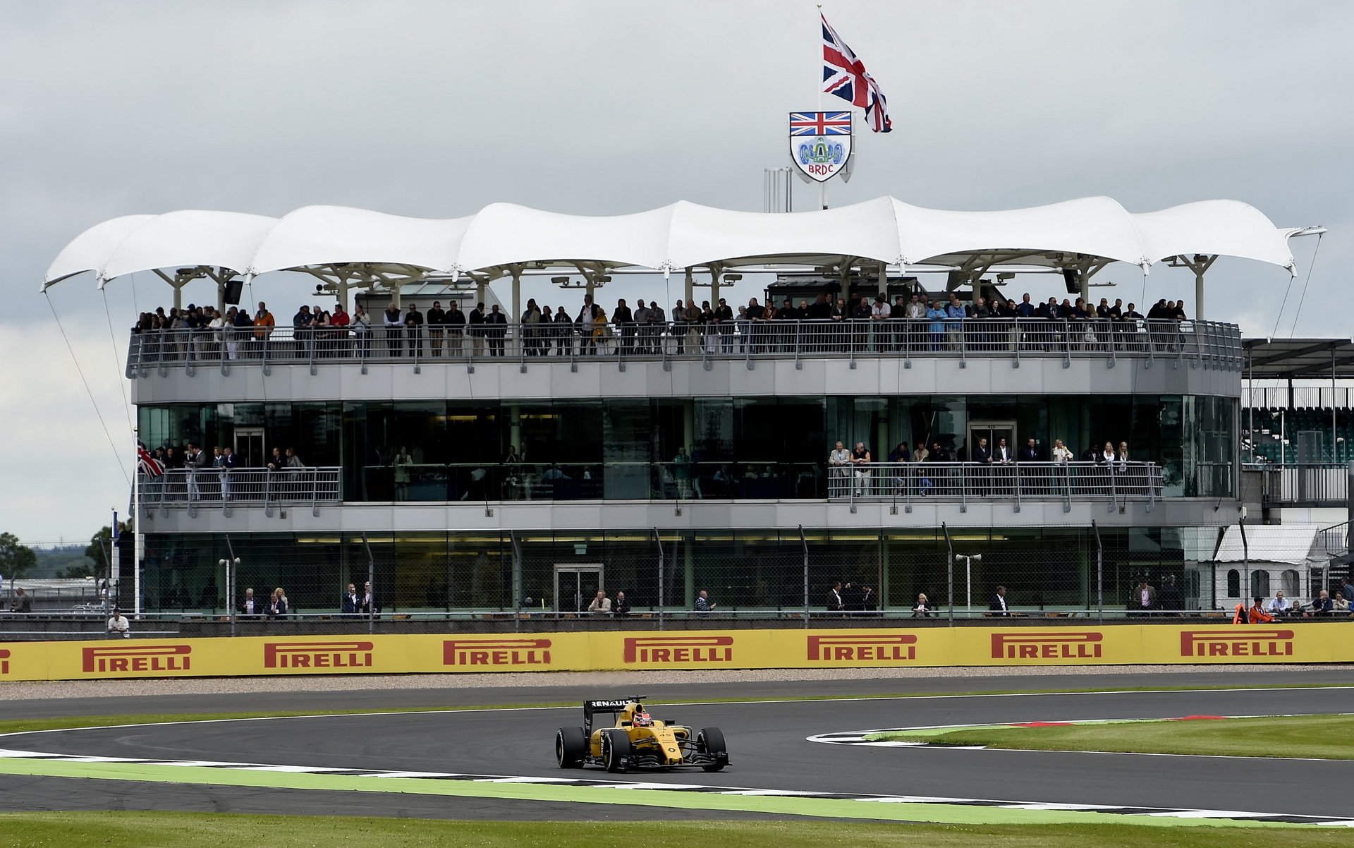 Esteban Ocon s Renaultem v 1. tréninku v Silverstone