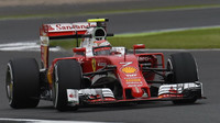 Ferrari během tréninků v Silverstone