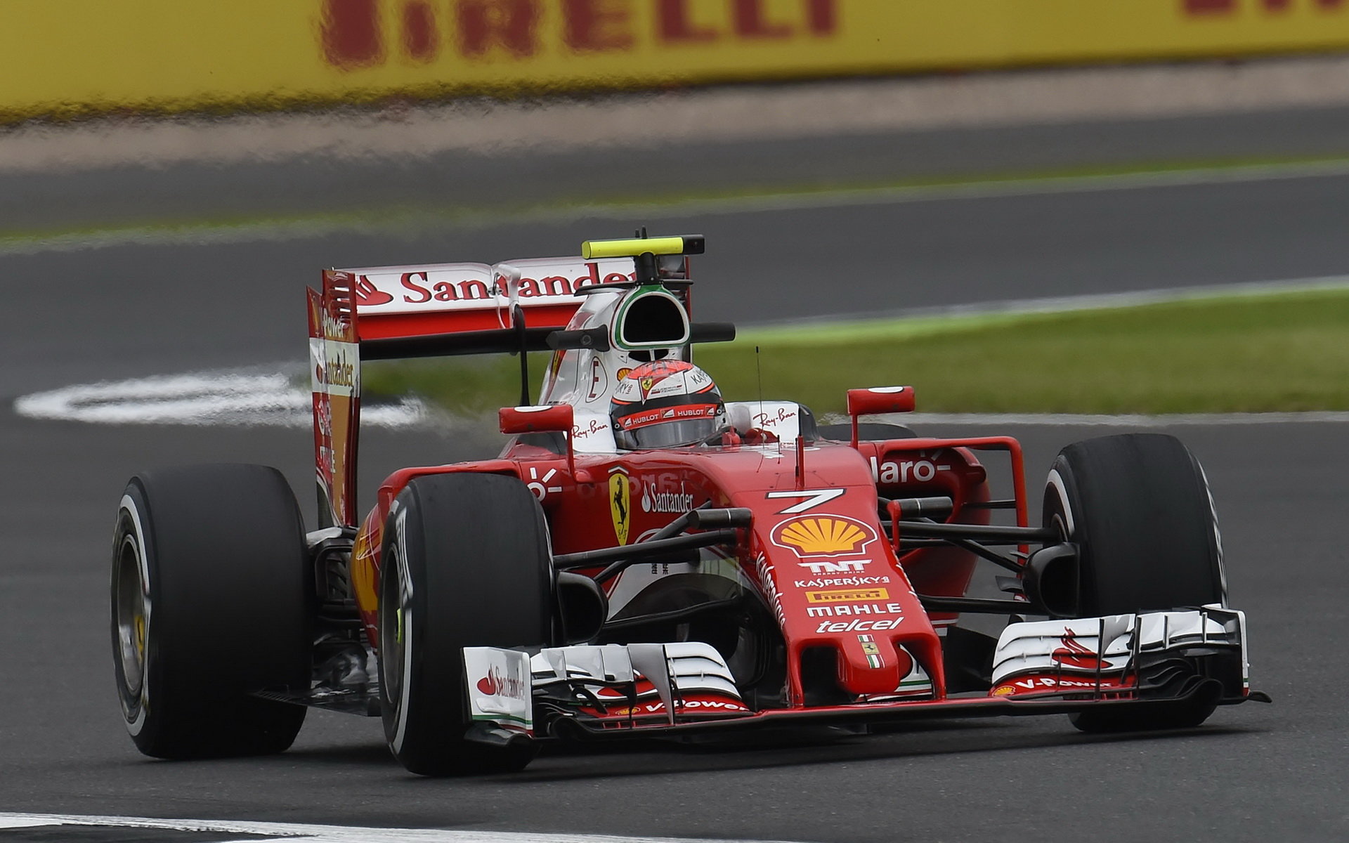 Ferrari během tréninků v Silverstone