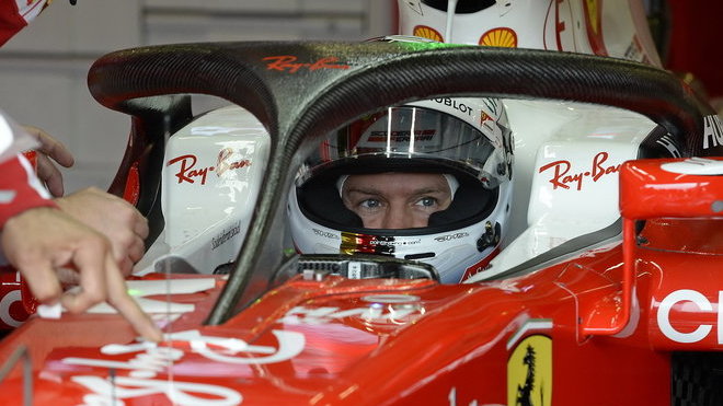 Ferrari s ochranou kopitu Halo během tréninku v Silverstone