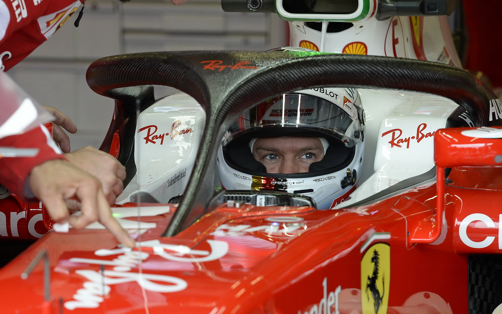 Ferrari s ochranou kopitu Halo během tréninku v Silverstone
