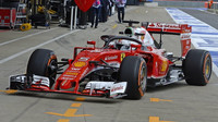 Ferrari během tréninků v Silverstone