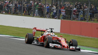 Ferrari během tréninků v Silverstone