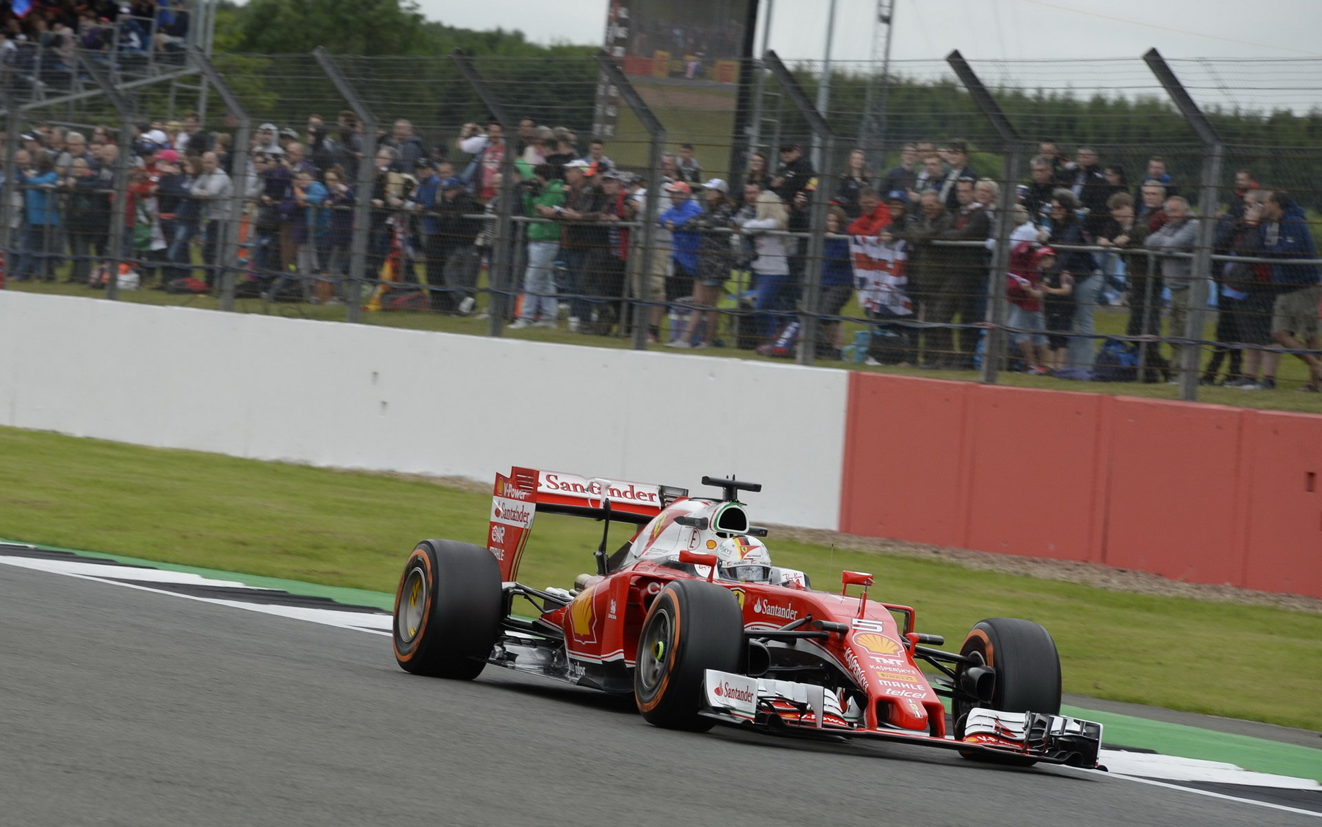 Ferrari během tréninků v Silverstone