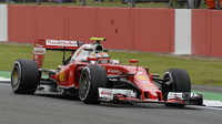 Ferrari během tréninků v Silverstone