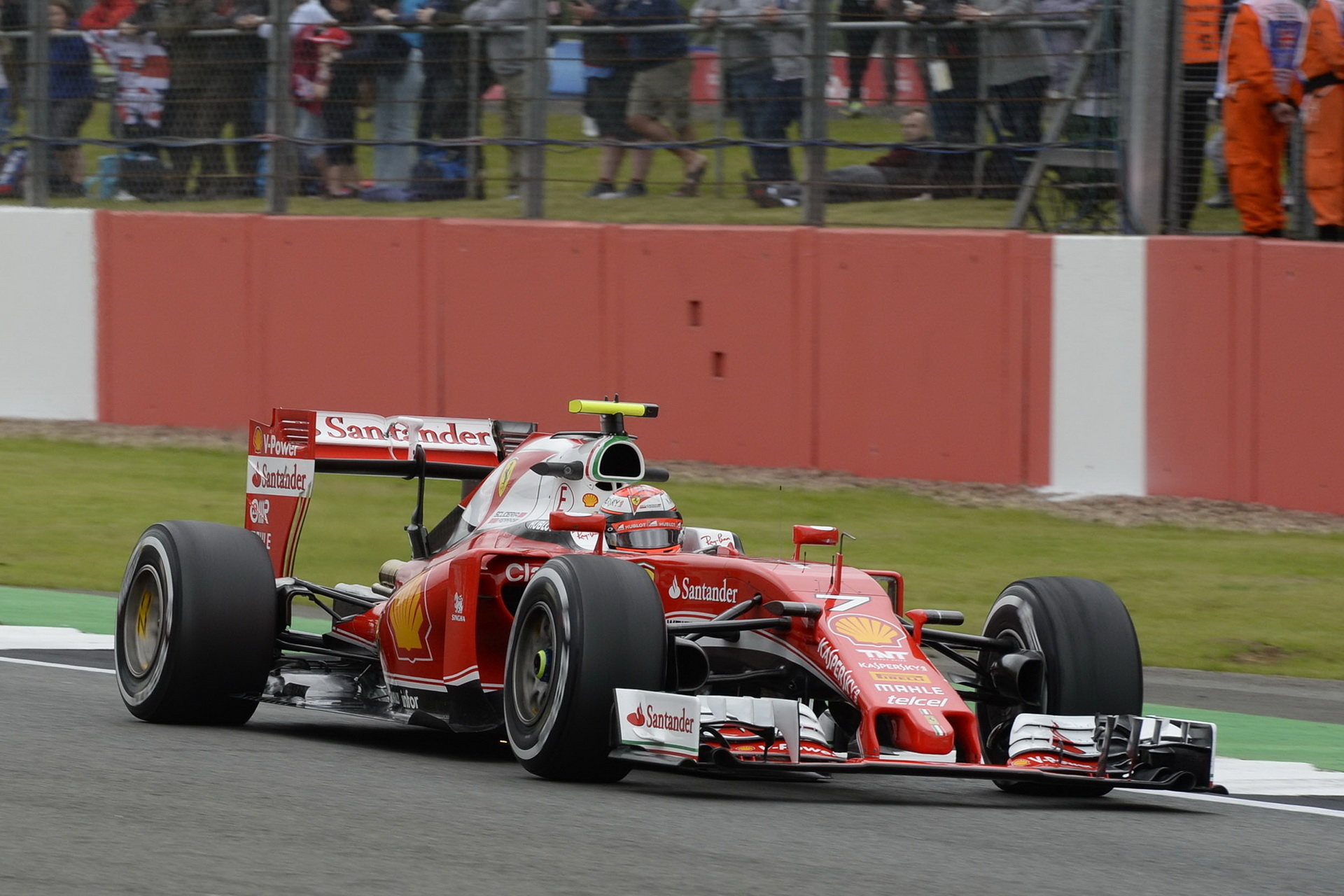 Ferrari během tréninků v Silverstone