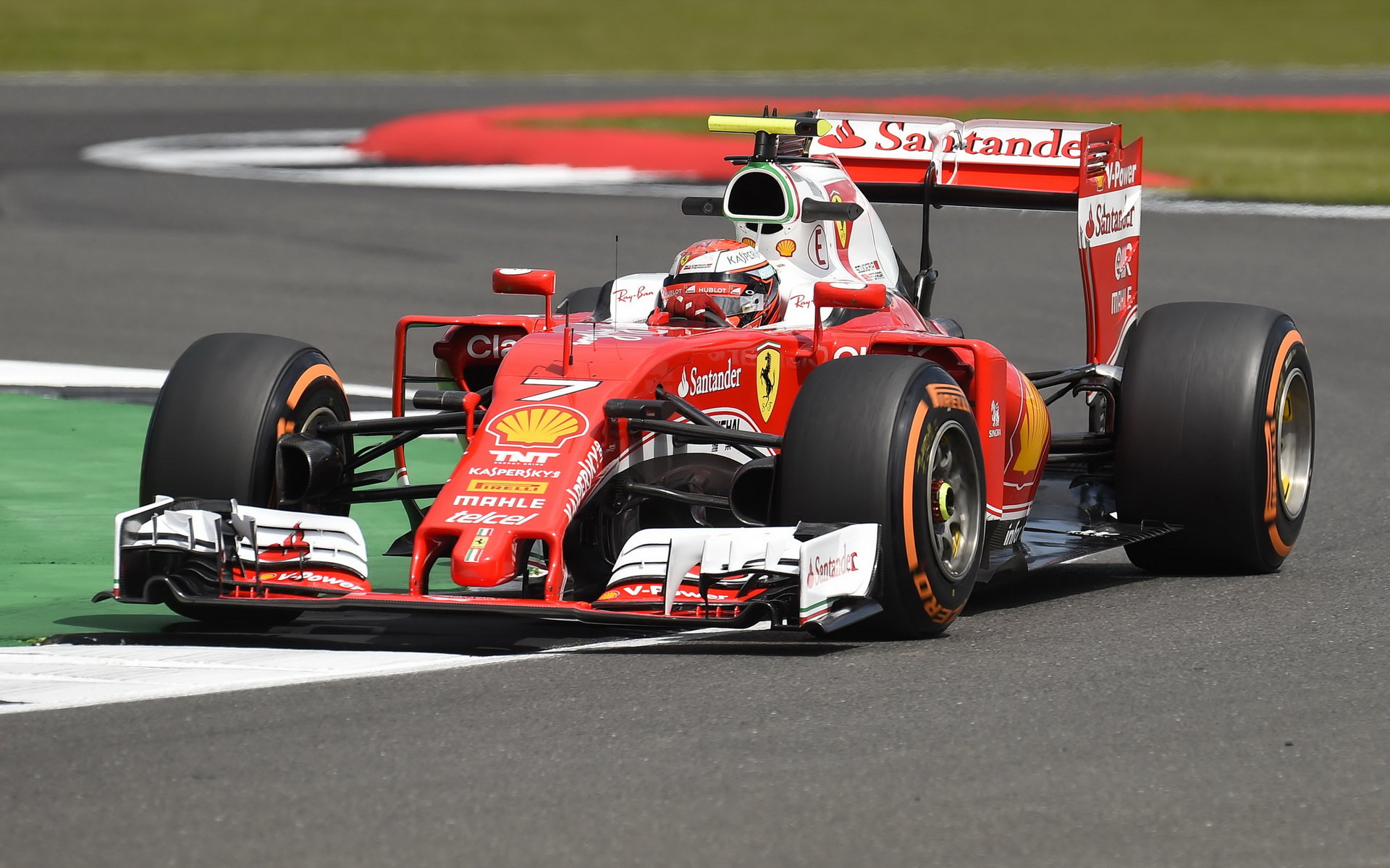 Podle Räikkönena Ferrari doplácí na fundamentální nedostatek přítlaku