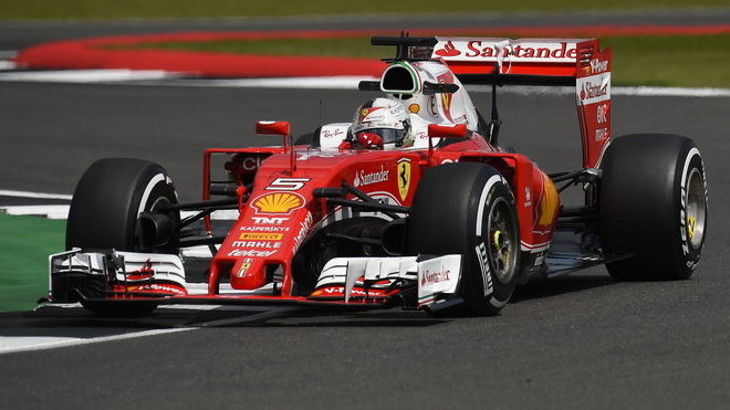 Sebastian Vettel s Ferrari v Silverstone