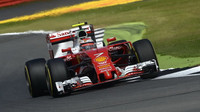 Ferrari během tréninků v Silverstone