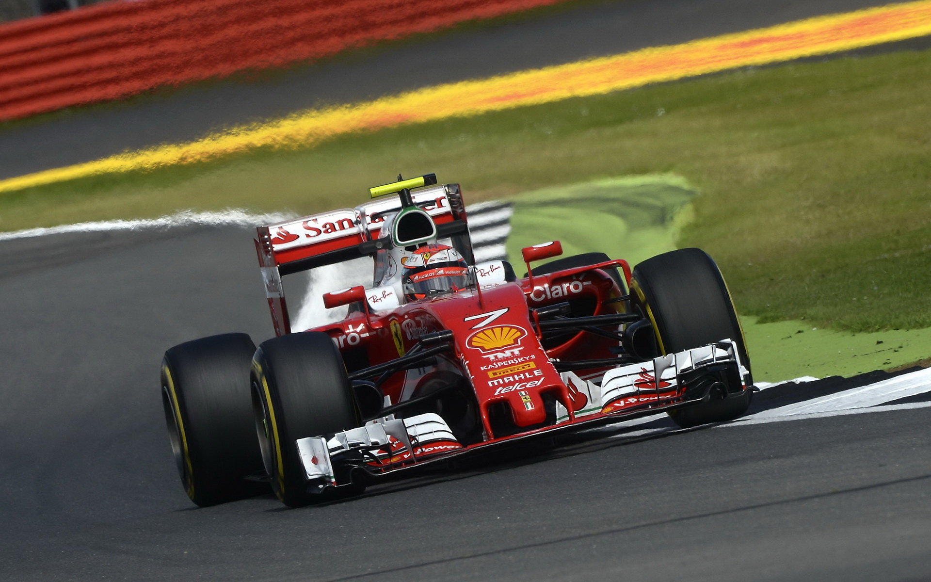 Ferrari během tréninků v Silverstone