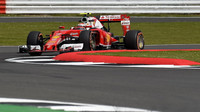 Ferrari během tréninků v Silverstone