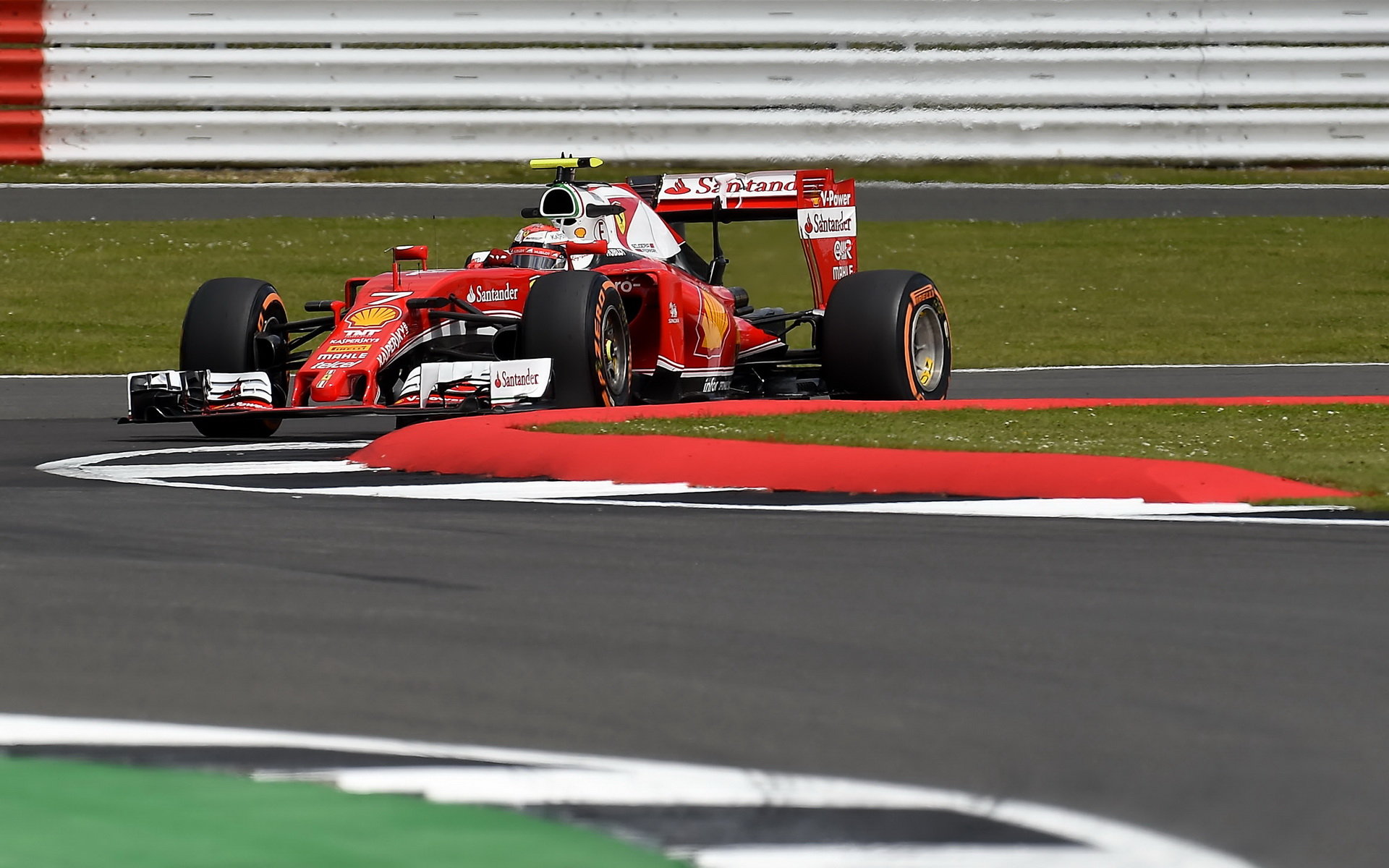 Ferrari během tréninků v Silverstone