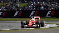 Ferrari během tréninků v Silverstone