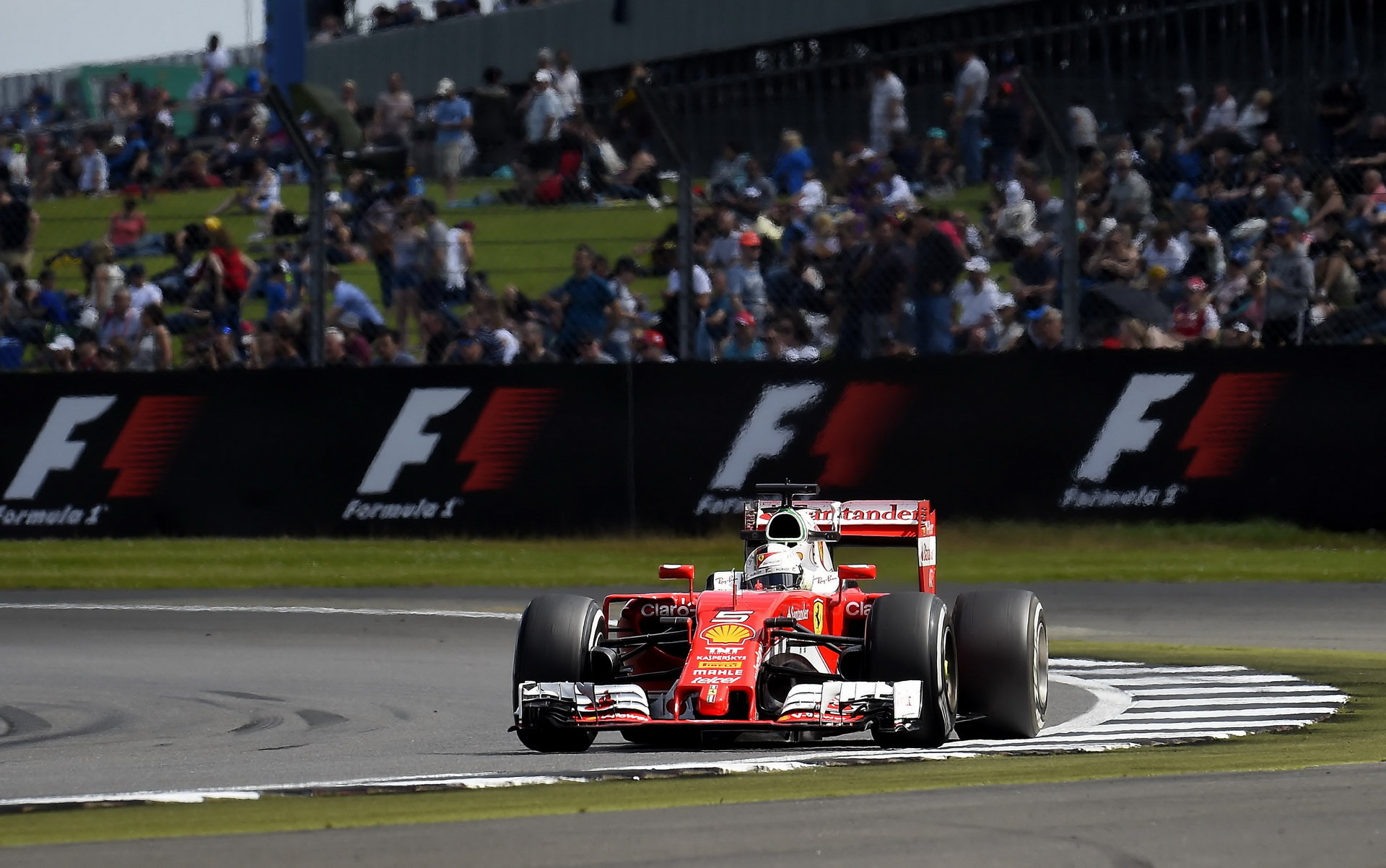 Ferrari během tréninků v Silverstone