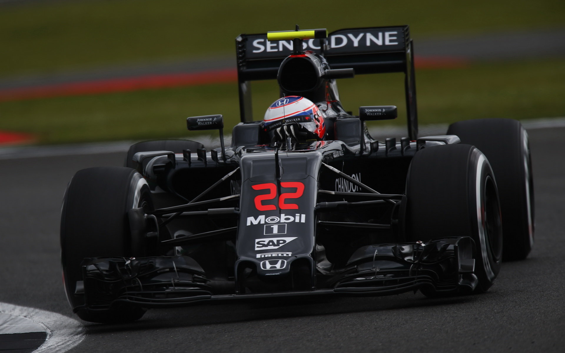 McLaren během tréninku v Silverstone