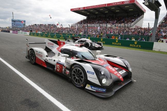 Tovární vůz Toyota TS050 Hybrid posádky Nakajima / Davidson / Buemi ztratil v Le Mans 2016 vítězství doslova v posledních minutách