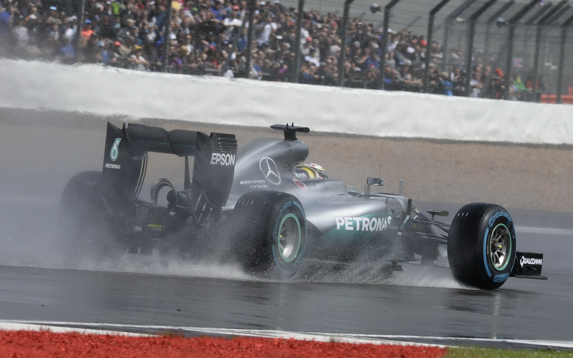 Lewis Hamilton za deště v závodě v Silverstone
