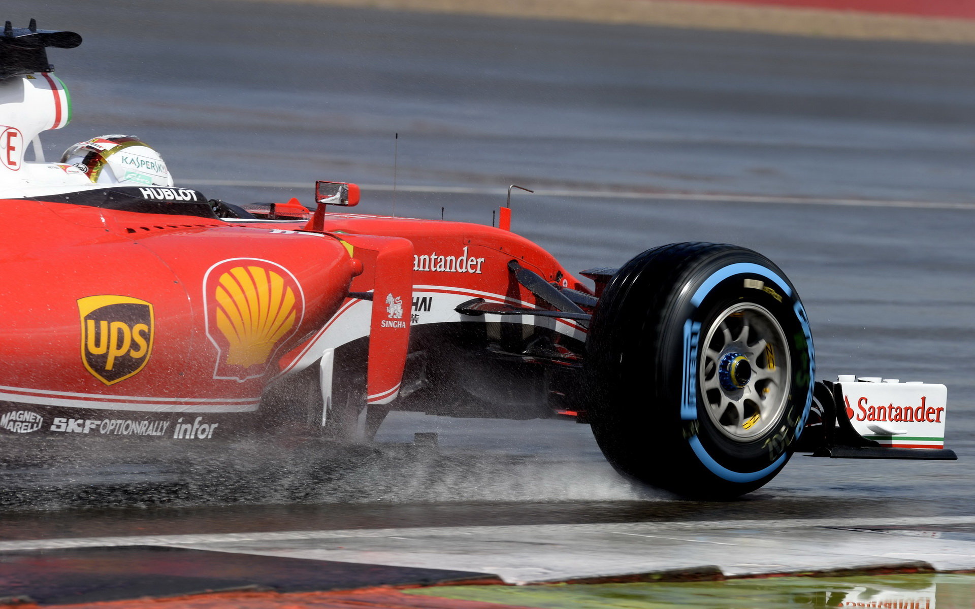 Sebastian Vettel za deště v závodě v Silverstone