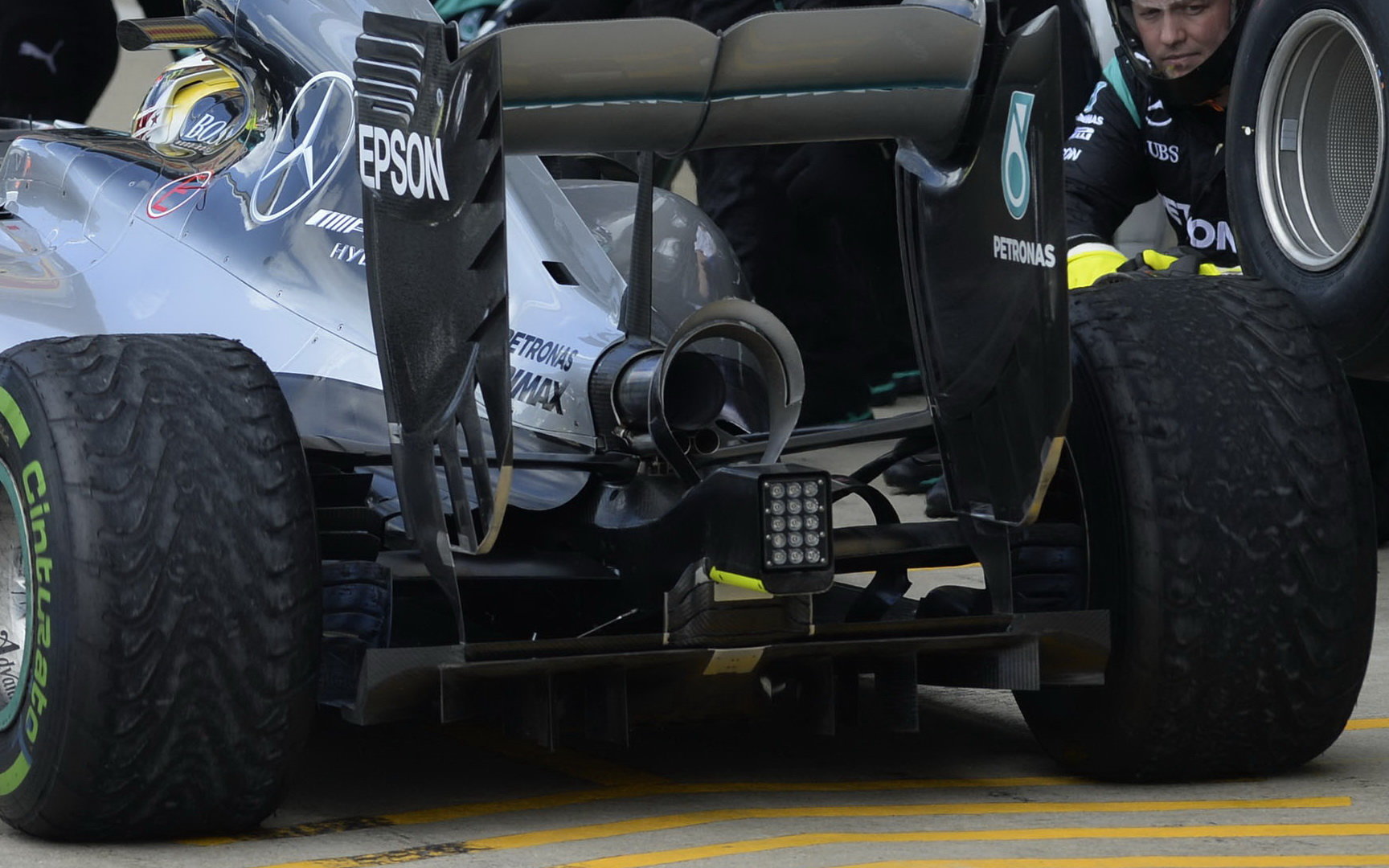 Zadní část vozu Mercedes v závodě v Silverstone
