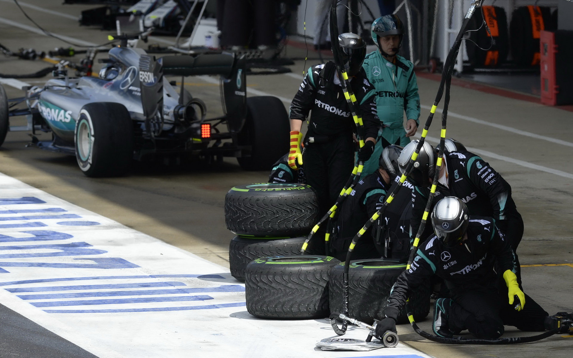 Tým mechaniků Mercedes v závodě v Silverstone