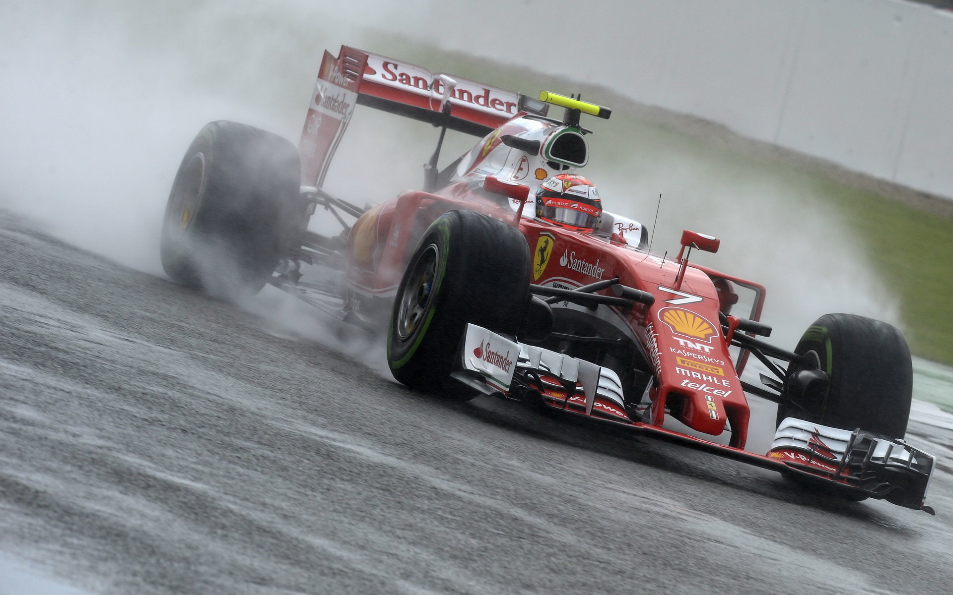 Kimi Räikkönen za deště v závodě v Silverstone