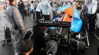 Začátek závodu doprovodil déšť v Silverstone
