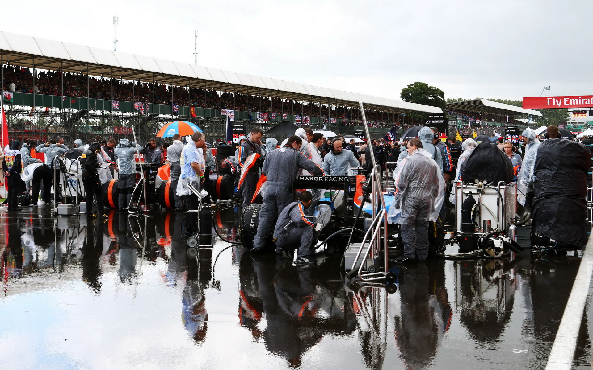 Začátek závodu doprovodil déšť v Silverstone
