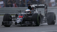 Fernando Alonso v závodě v Silverstone