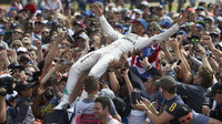 Lewis Hamilton se raduje z vítězství v Silverstone