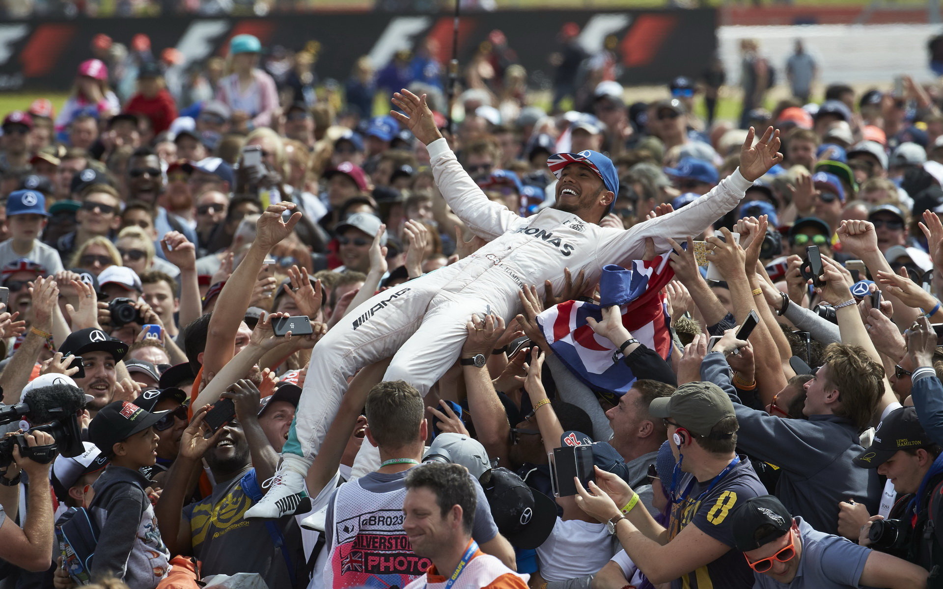 Lewis Hamilton se raduje z vítězství v Silverstone