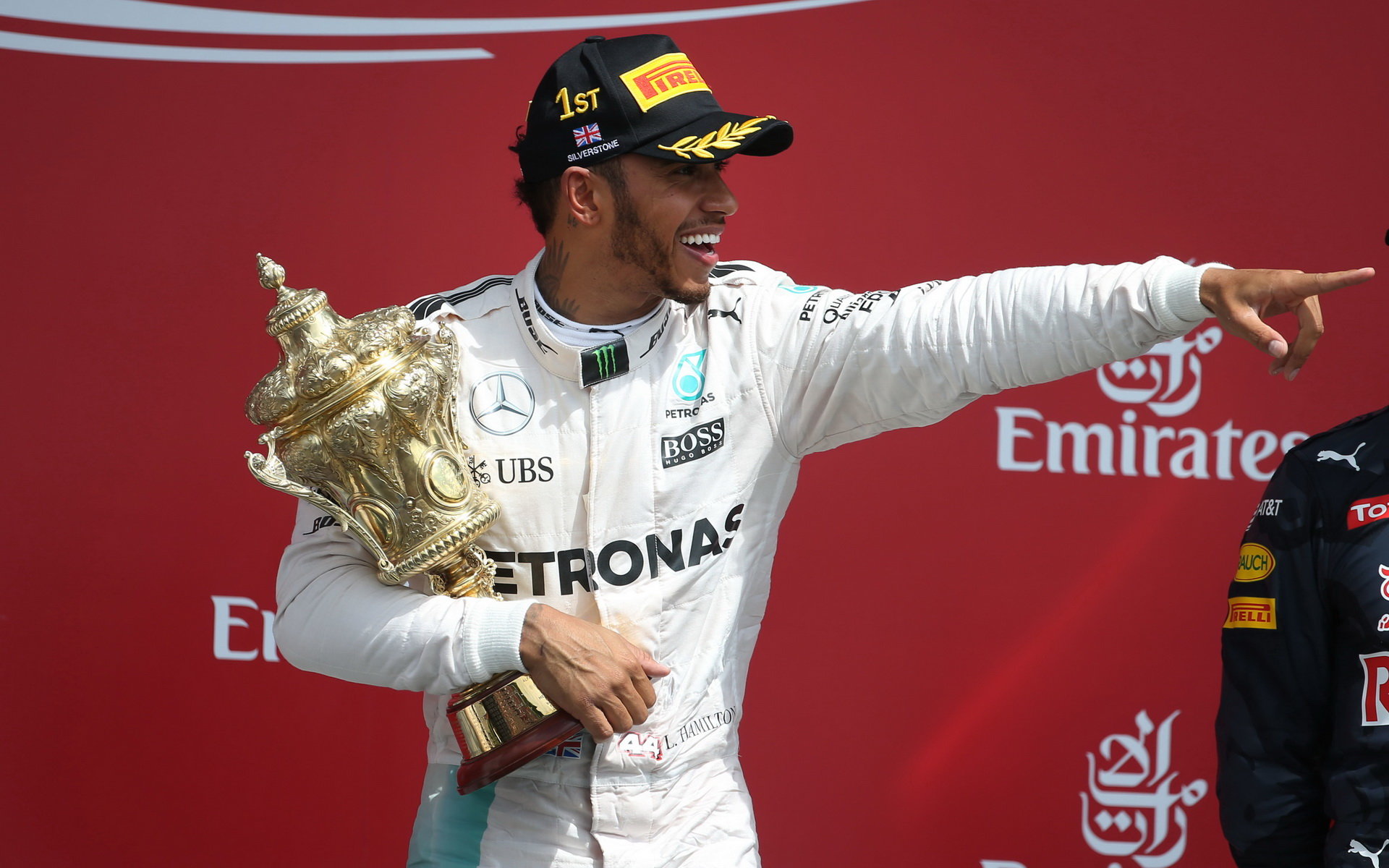 Lewis Hamilton se svou trofejí po závodě v Silverstone