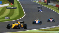 Jolyon Palmer před vozy Manor a Sauber v závodě v Silverstone