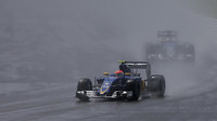 Felipe Nasr a Marcus Ericsson za deště v závodě v Silverstone