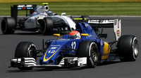 Felipe Nasr a Valtteri Bottas v závodě v Silverstone