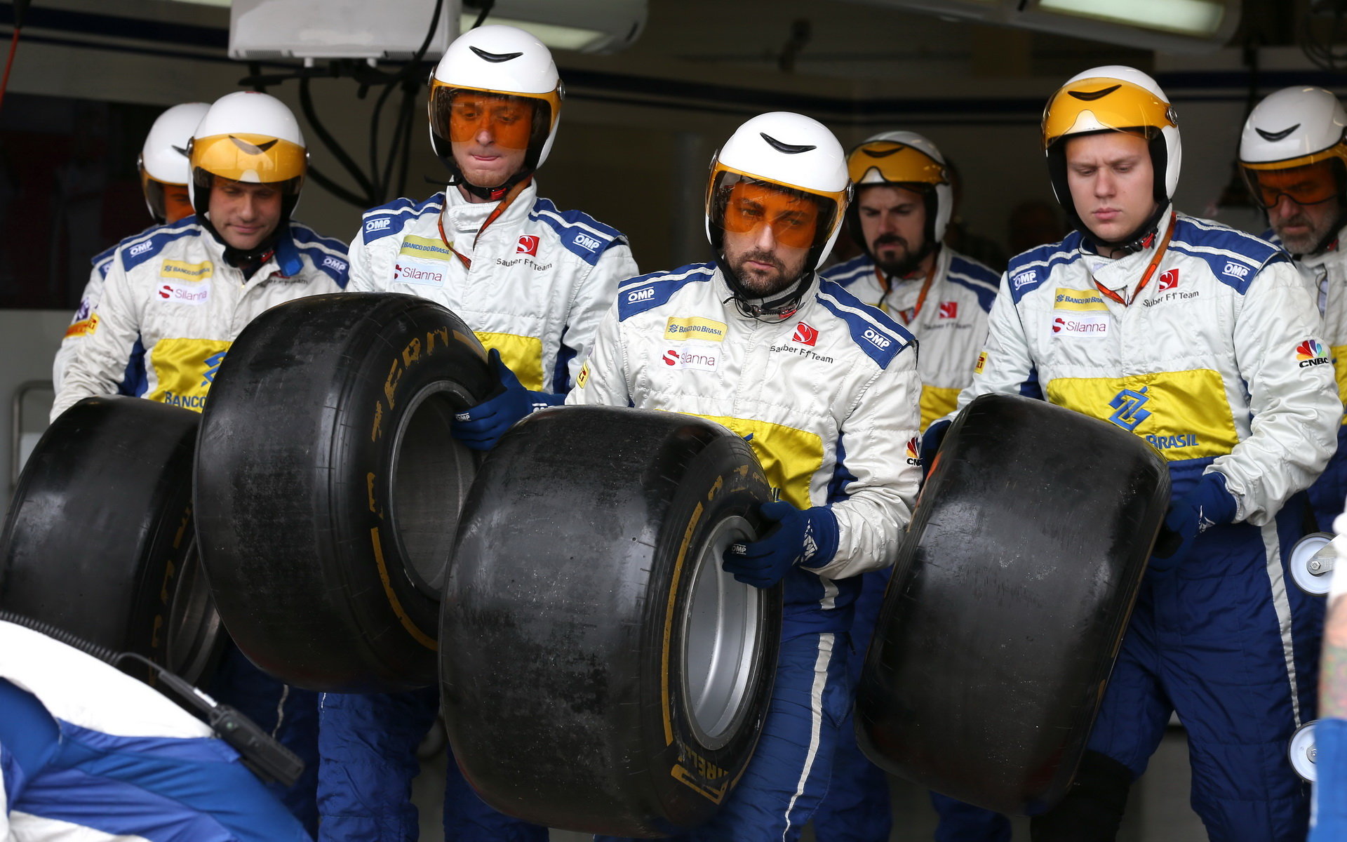 Mechanici týmu Sauber v závodě v Silverstone