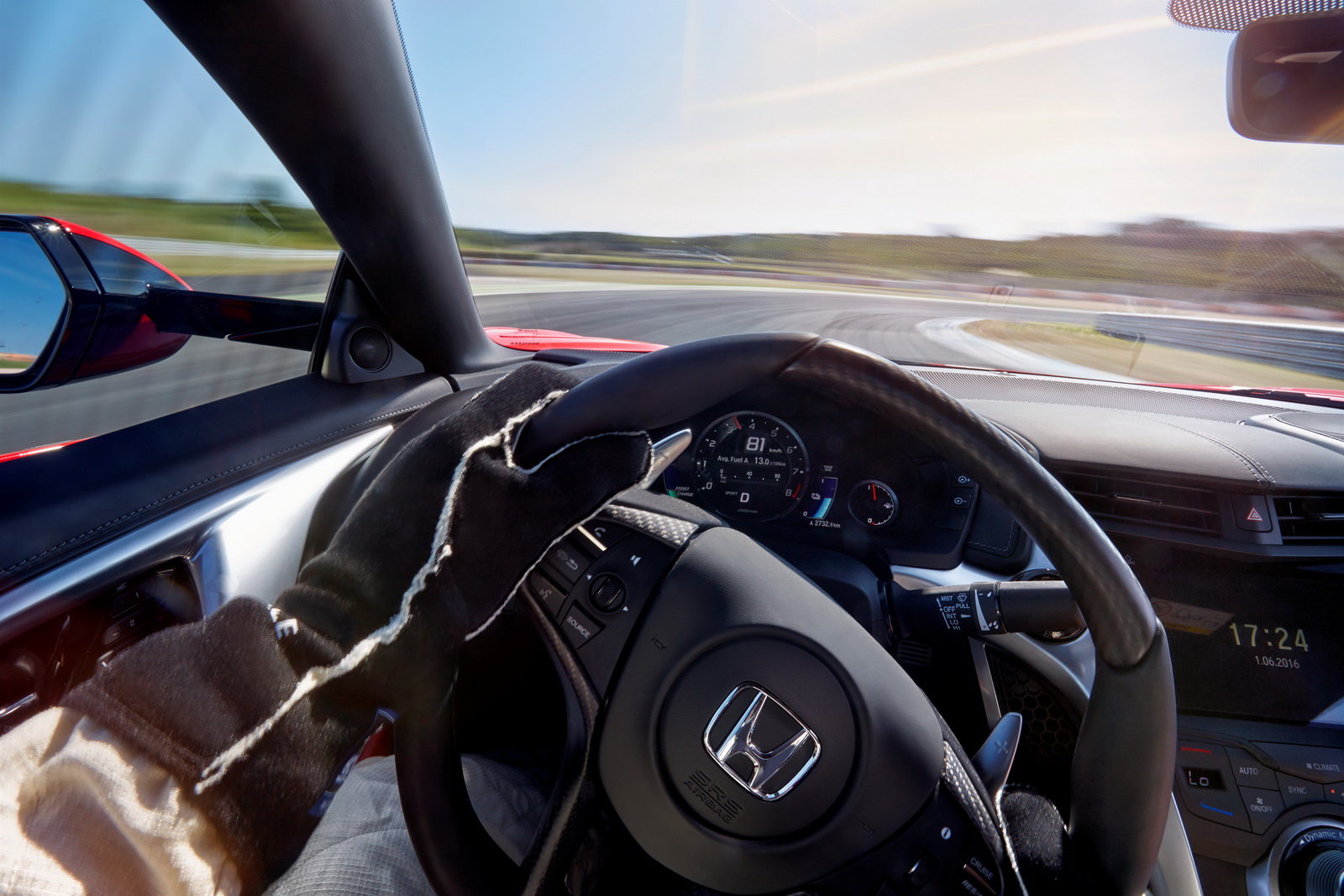 Nová Honda NSX s hybridním pohonným ústrojím přichází do celkem osmi evropských showroomů.