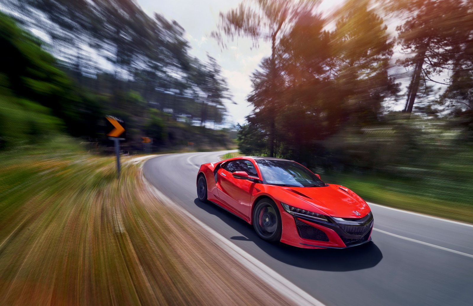 Nová Honda NSX s hybridním pohonným ústrojím přichází do celkem osmi evropských showroomů.