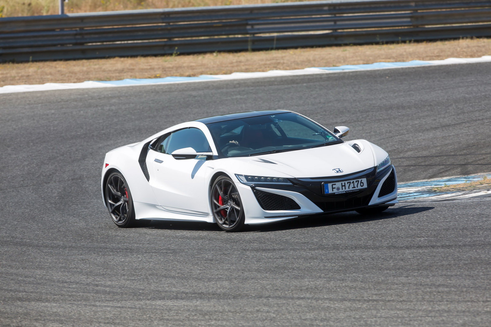 Nová Honda NSX s hybridním pohonným ústrojím přichází do celkem osmi evropských showroomů.