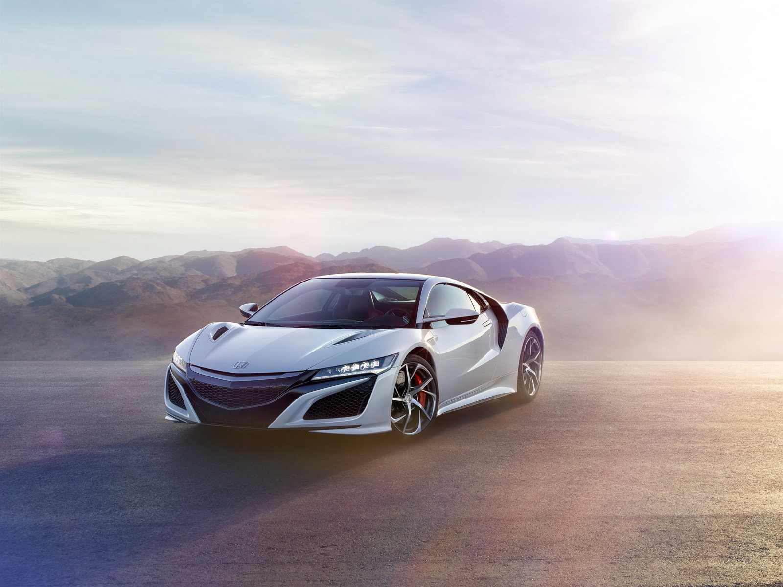 Nová Honda NSX s hybridním pohonným ústrojím přichází do celkem osmi evropských showroomů.