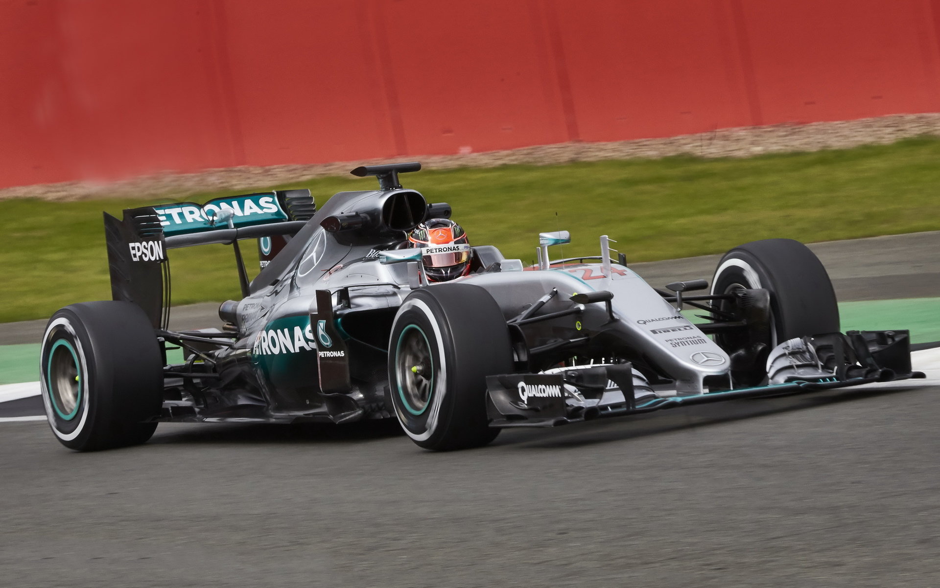 Esteban Ocon s Mercedesem F1 W07 Hybrid během 1. dne sezónního testu v Silverstone