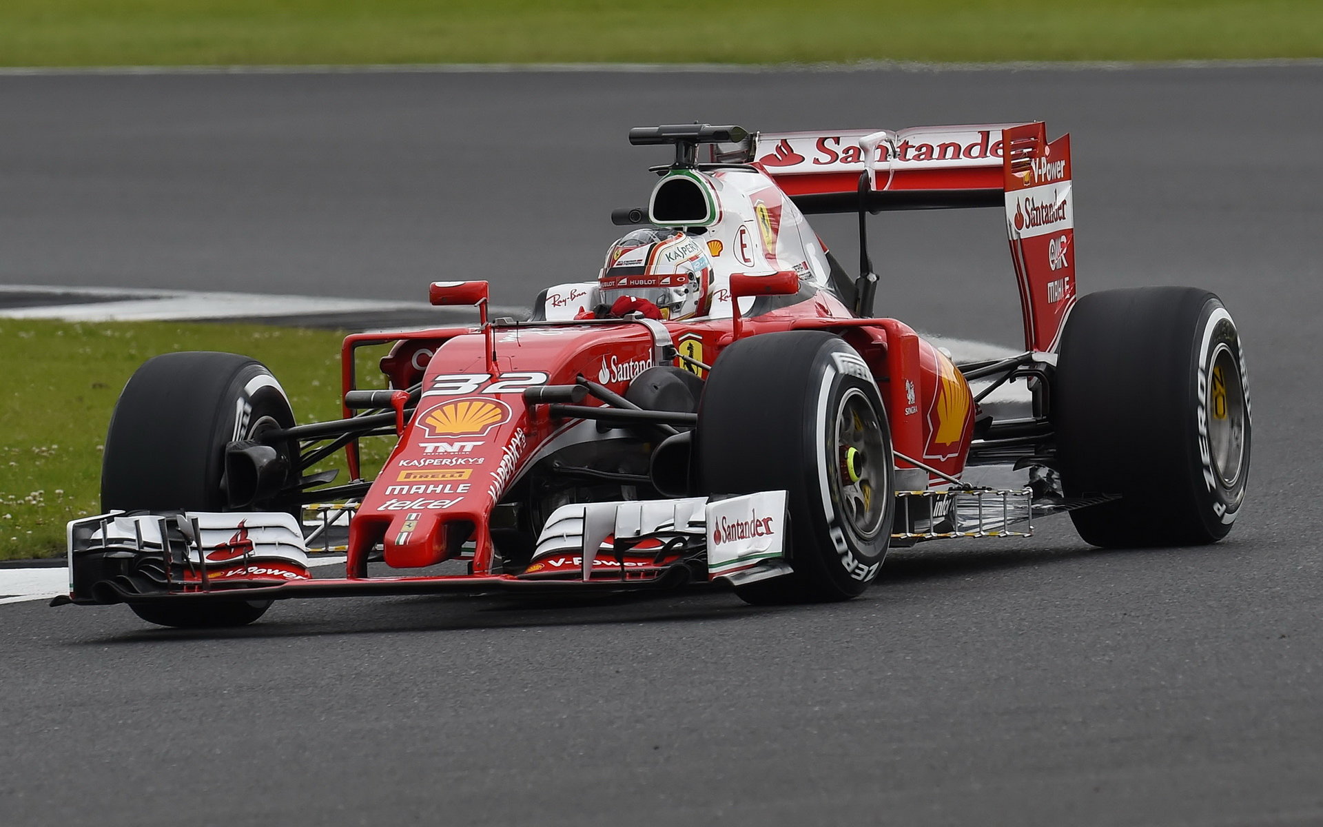 Charles Leclerc b2hem sezónních testů v Silverstone s Ferrari