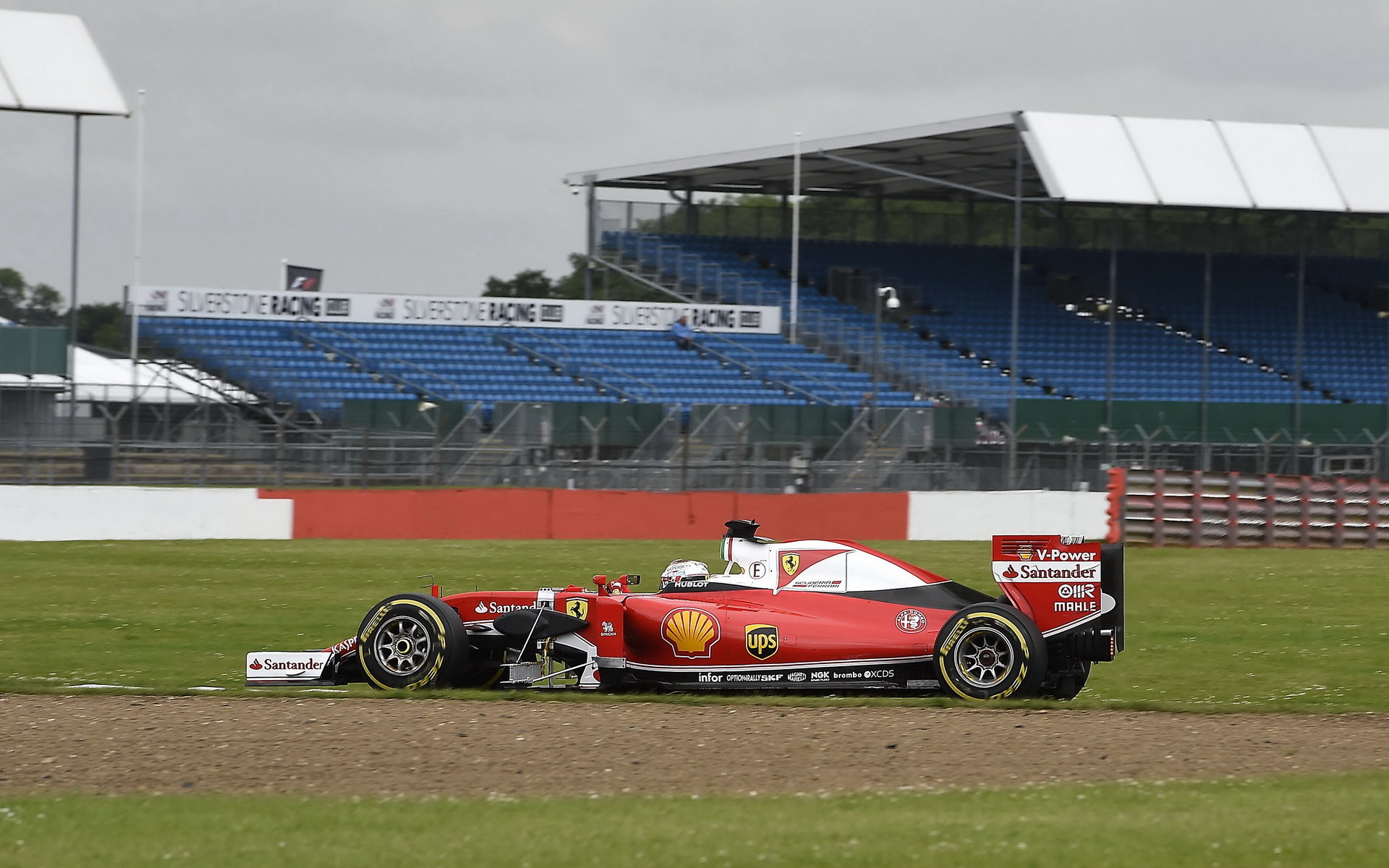 Charles Leclerc při posledních sezónních testech v Silverstone, první den