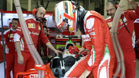 Charles Leclerc při posledních sezónních testech v Silverstone, první den