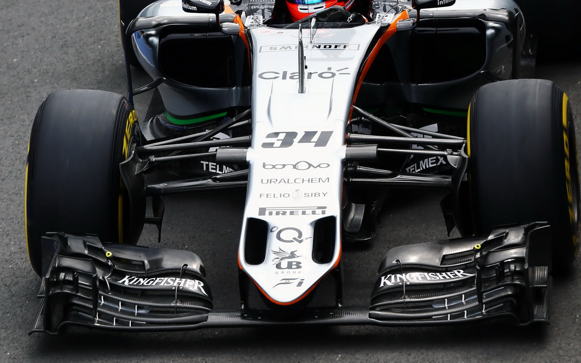 Přední křídlo vozu Force India VJM09 - Mercedes při posledních sezónních testech v Silverstone, druhý den