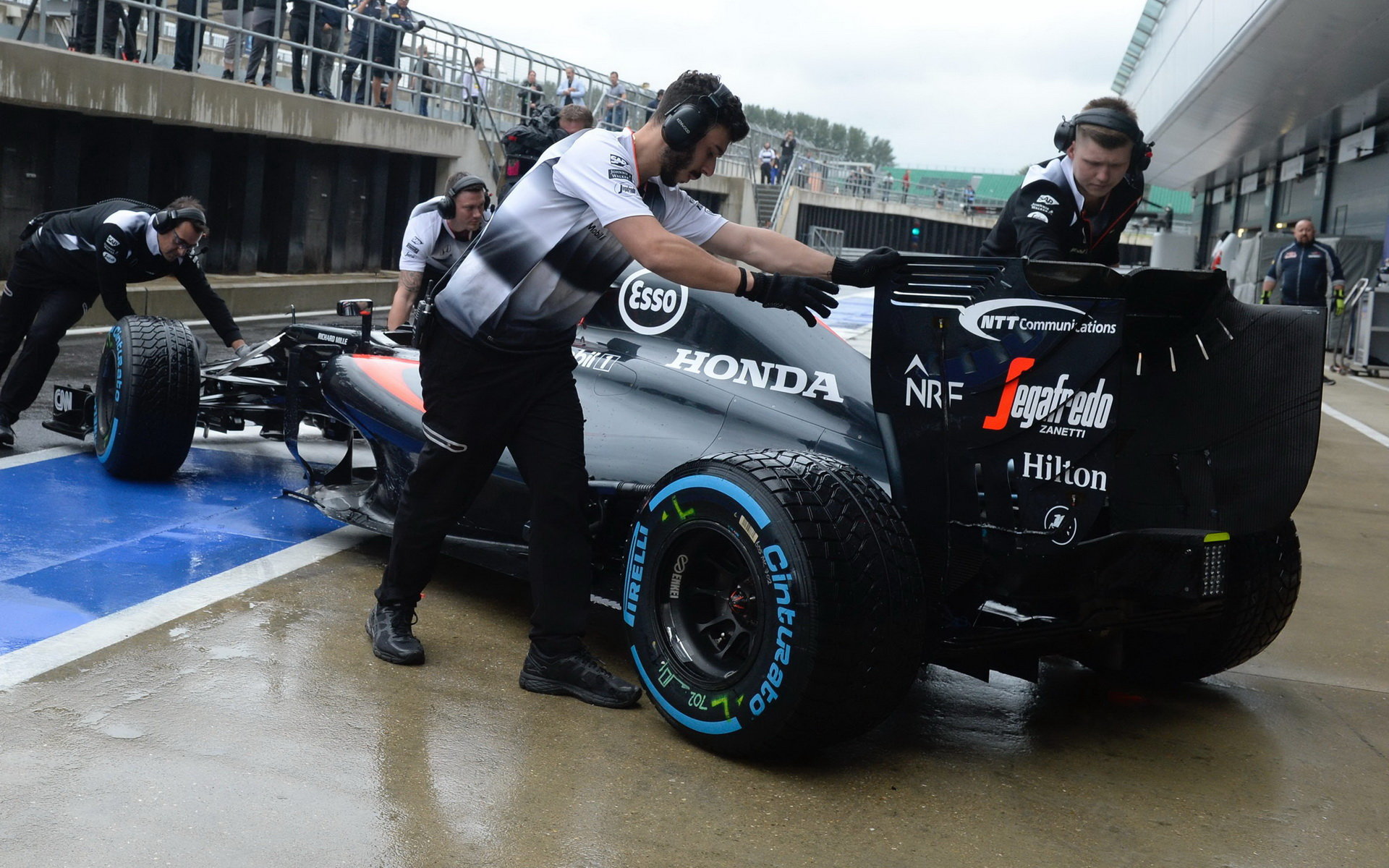 Fernando Alonso při posledních sezónních testech v Silverstone, první den