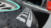 Pneumatiky Pirelli při posledních sezónních testech v Silverstone, první den