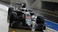 Fernando Alonso při posledních sezónních testech v Silverstone, první den
