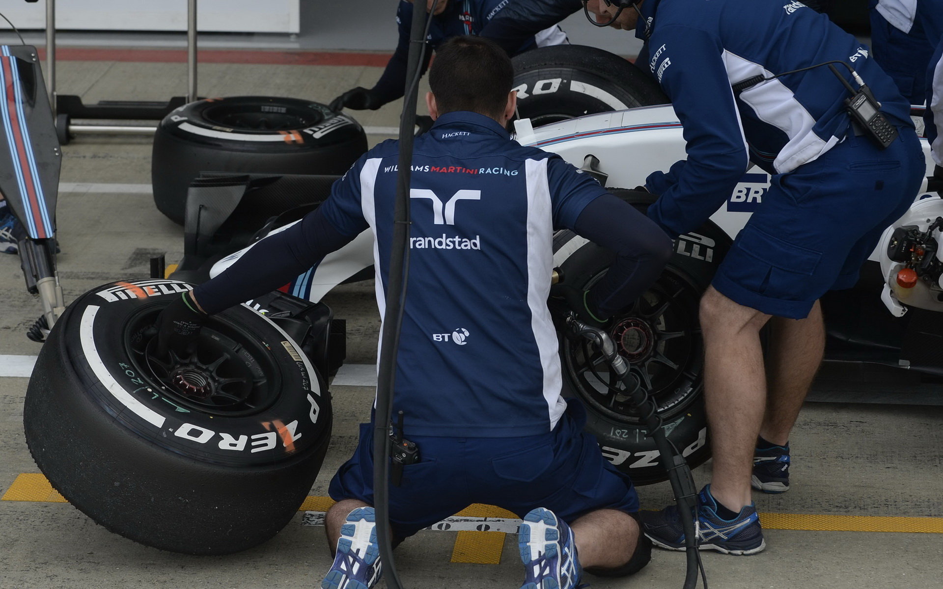 Tým mechaniků Williams při posledních sezónních testech v Silverstone, druhý den