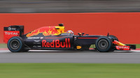 Podaří se Red Bullu o víkendu porazit Mercedes?